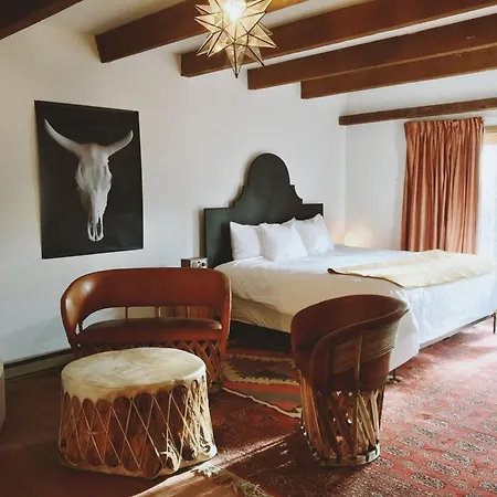 El Rey Court Hotel